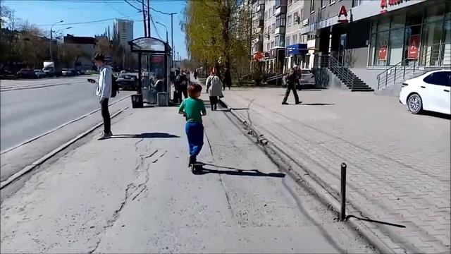 Мастер-класс от Миши по катанию на двухколёсном самокате смотреть онлайн