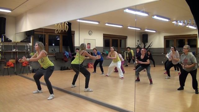 Zumba Gold - warm up 3 - Thats Not My Name - MM 30 - Zumba à Liège смотреть онлайн
