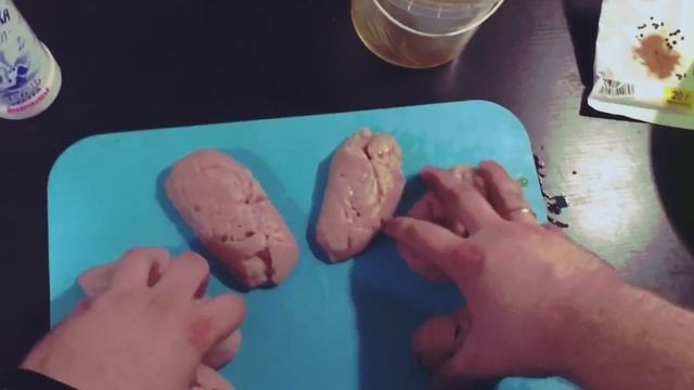 ПЁС ХАСКИ ГОТОВИТ БЫЧЬИ ЯЙЦА смотреть онлайн