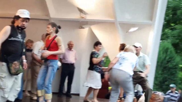 Розовые розы!!!Танцы в парке Горького. смотреть онлайн
