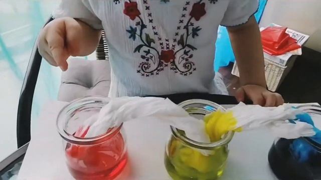 Крутой эксперимент для детей (в домашних условиях!) Смешивание цветов! Вода течёт вверх, ого! смотреть онлайн