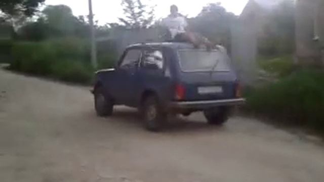 СУВОРОВСКИЙ ПАЦАН ПРОКАТИЛСЯ НА КРЫШЕ НИВЫ смотреть онлайн