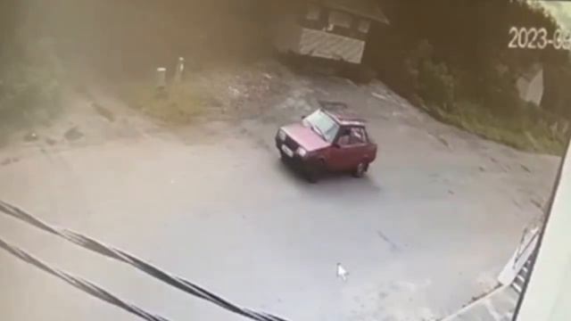 Пожилой бомж совершил угон авто среди бела дня и попал на видео смотреть онлайн