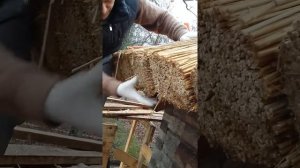 Монтаж кровли из соломы