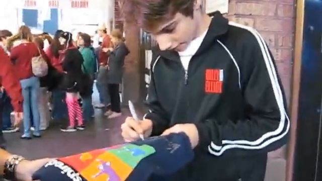 Kiril Kulish signing my shirt at his last performance! смотреть онлайн