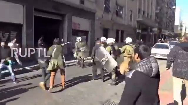Фанаты ПАОКА очищают улицы от мусульман из Пакистана,пока те праздновали день рождения Мухаммеда смотреть онлайн
