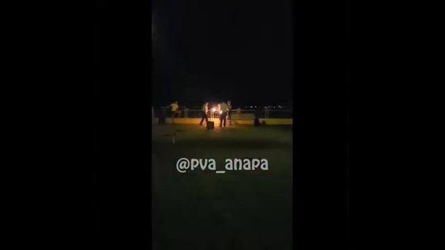 Фаерщики попытались поджечь полицейского в соседней от Новороссийска Анапе смотреть онлайн