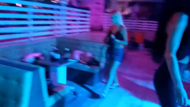 Ночной клуб. Какие то мамы гуляют,а их дети спят прям в клубе. смотреть онлайн