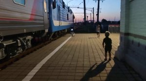 Железная дорога. Пассажирский поезд. Вечерняя прогулка и осмотр поездов.