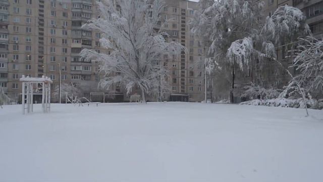 Заснеженный двор Харькова 19 апреля 2017, абрикосы в цвету и в снегу смотреть онлайн