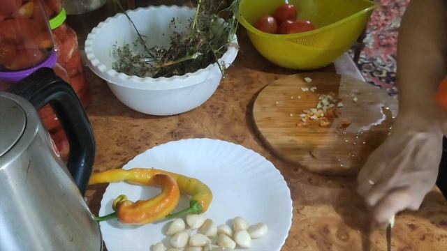 ОБАЛДЕННО ВКУСНЫЕ ПОМИДОРЫ - ЗА РАЗ СЪЕЛИ ПОЛ-КАСТРЮЛИ??? смотреть онлайн