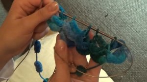 04 Шарф из пряжи с помпонами