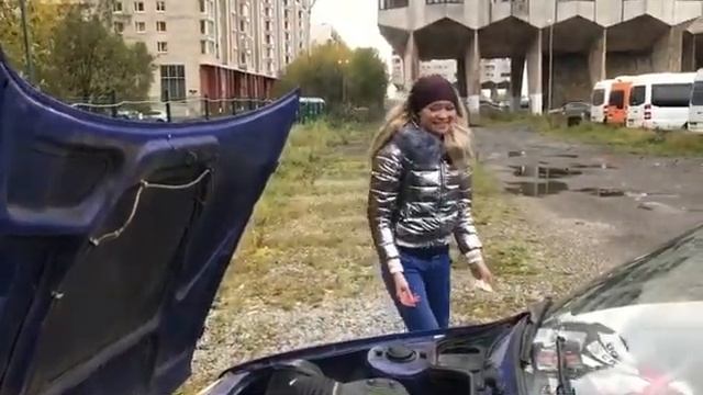 Блондинка заливает масло в машину смотреть онлайн