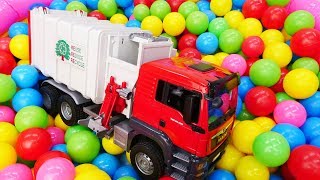 Видео для детей про большие машинки Как Мусоровоз собирает мусор.mp4 смотреть онлайн