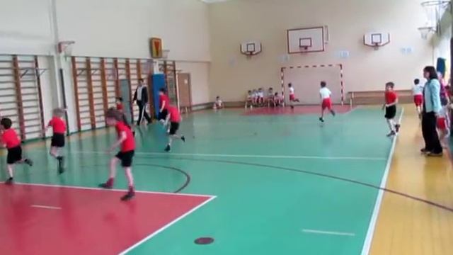 Урок физкультуры в первом классе