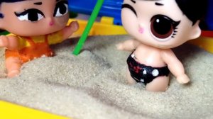 РУКА ИЗ ПЕСКА🖐 УТАЩИЛА МАЛЫША😱 куклы ЛОЛ сюрприз в детском садике! Куклы пупсики мультики Даринелка