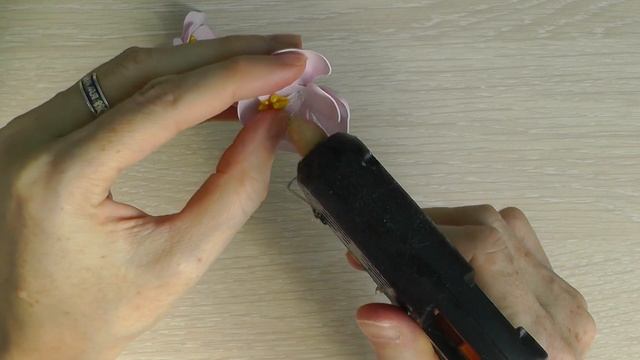 Брошь на 9 мая из фоамирана. Бутоньерка, значок на день Победы своими руками. Victory day DIY смотреть онлайн