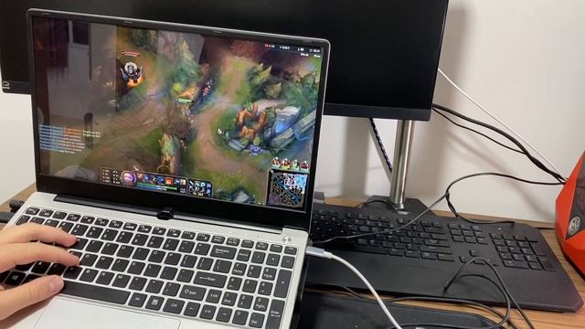Teste de jogos - LOL no notebook do AliExpress i7 e 16gb ram - tela não suporta 60fps! Bug estranho смотреть онлайн