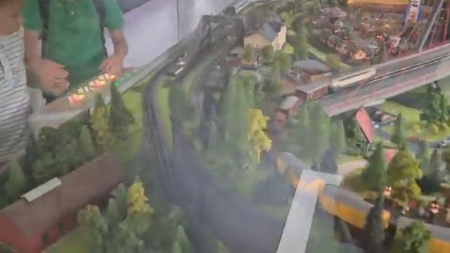 В центре Москвы, на 5 этаже Центрального Детского Магазина есть детский город профессий «КидБург» смотреть онлайн