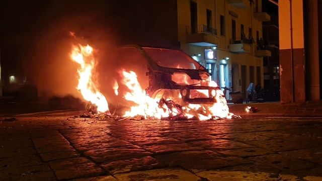 Formia Prende Fuoco La Smart A Piazza Mattei