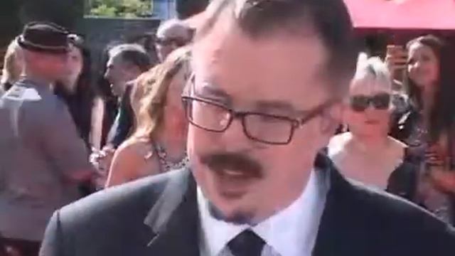 Vince Gilligan (Breaking Bad) at the 2012 Emmy Awards (HD) смотреть онлайн