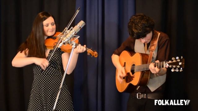 Folk Alley Sessions: Qristina & Quinn Bachand - "Mountain Road Medley" смотреть онлайн