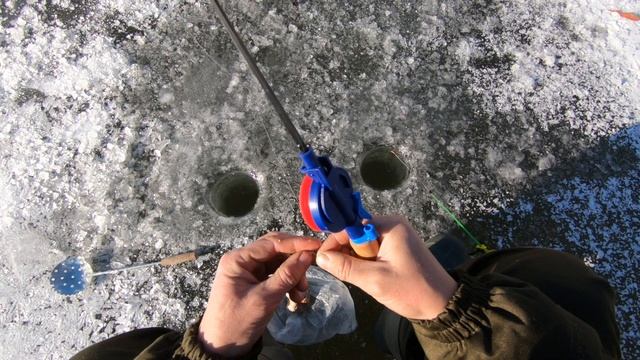 Зимняя рыбалка!Ловля белой рыбы,Плотвы. смотреть онлайн
