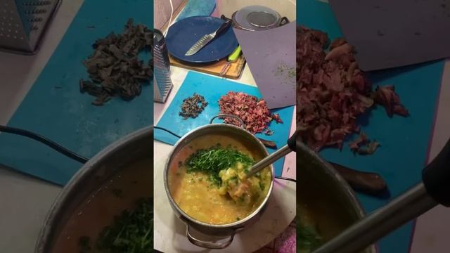 Гороховый суп-пюре с копчеными ребрышками