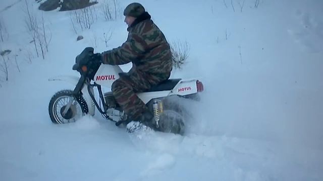 Мотоциклы, видео, вваливаем, на мотоциклах зимой!!!Саморезы рвут!!! ИЖ, Планета 5, Сова 200. смотреть онлайн