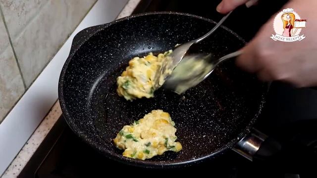 ОЛАДЬИ из КОНСЕРВИРОВАННОЙ КУКУРУЗЫ с творогом и зеленым луком. Рецепт оладий со сладкой кукурузой смотреть онлайн