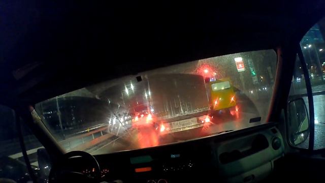 Увидел что кто-то не включил фары, Посигналь! смотреть онлайн