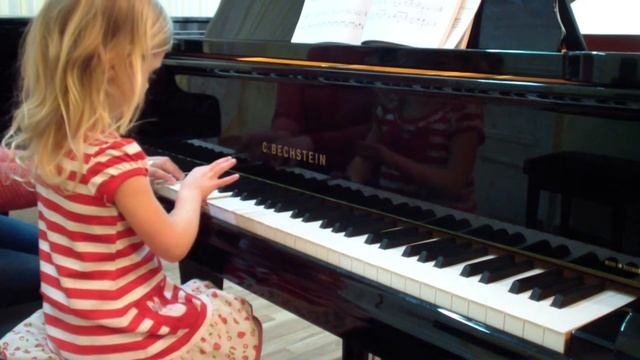 Занятия в ДШИ им. Л.В. Собинова с преподавателем  Александрой Белоусовой (Элине 3 года)