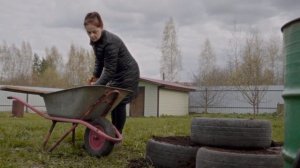 Не выбрасывай колеса пока не посмотришь. Посадка клубники в шины.