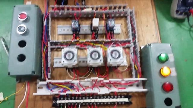 Traffic light simulation using 3 timer relays and Magnetic relays смотреть онлайн
