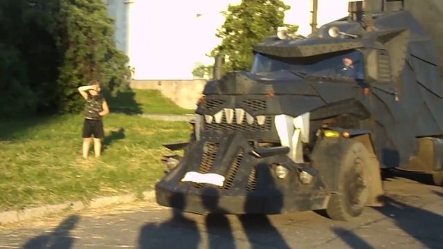 Безумный Макс в Бобруйске около ТЦ Корона смотреть онлайн