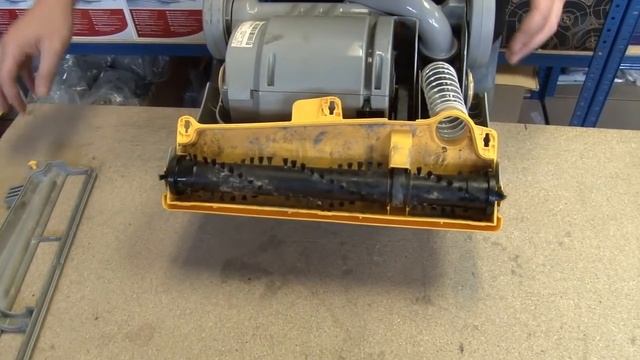 How to Replace a Dyson Brushbar & Soleplate (Dyson DC07 Vacuum) смотреть онлайн
