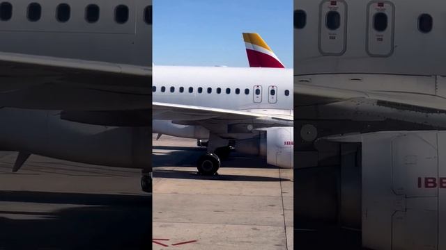airbus a320 iberia, aeropuerto internacional adolfo suarez madrid barajas смотреть онлайн