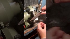 Заточка ножей на настольном заточном станке.