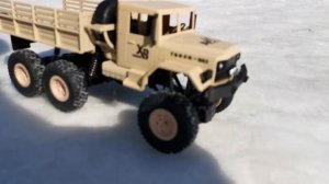 Игрушечный военный грузовик на радиоуправлении