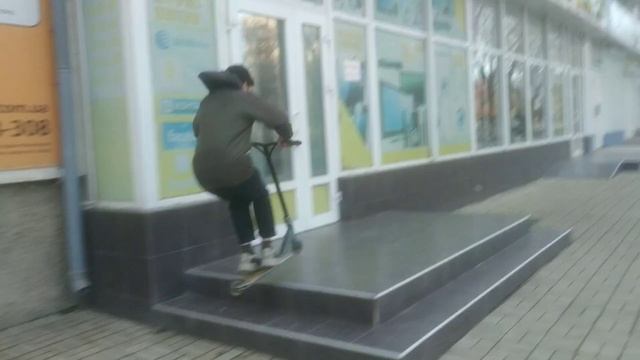 Очень сильно упал на самокате|крутые трюки. смотреть онлайн