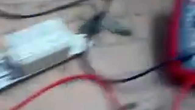 Плавлю гвозди и меряю силу тока в дуге (~2,5А) смотреть онлайн