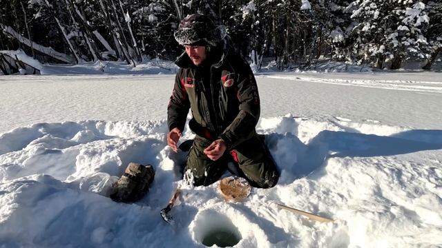 Зимняя рыбалка в тайге на ленка и хариуса. Новые приспособления на крупного ленка. Рыбалка в Сибири смотреть онлайн