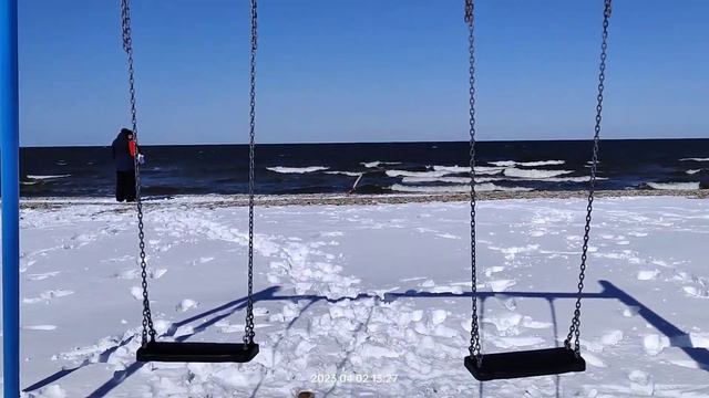 Заснеженный Тойла берег и море, папа купается. Радужные волосы у дочки смотреть онлайн