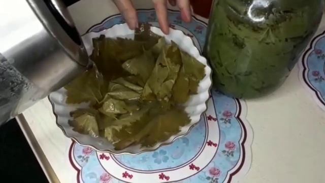 ГОТОВЛЮ НА АППАРАТЕ! КУКОЛКИ ИЗ ВИНОГРАДНЫХ ЛИСТЬЕВ!? смотреть онлайн