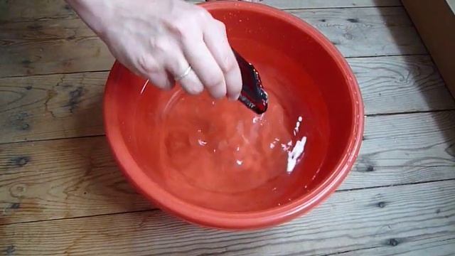 Фотоаппарат Casio Exilim EX-G1 плавает в тазике смотреть онлайн