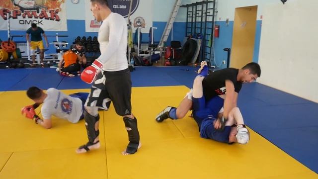Спарринги по новой схеме. Боевая практика под руководством Кайрата. 5*3 мин.кикбоксинг и 5*5 мин.ММ