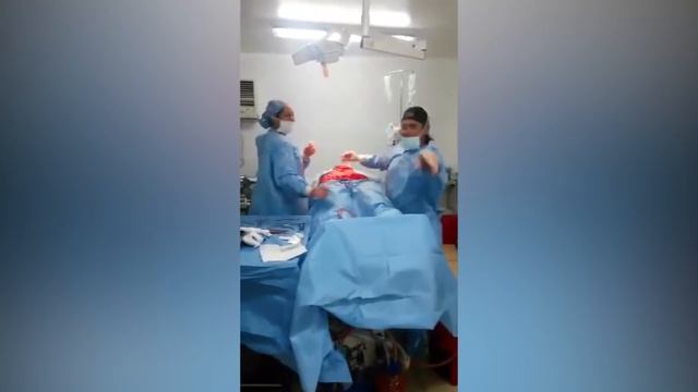 El médico David Majana fue grabado bailando mientras practicaba una cirugía смотреть онлайн