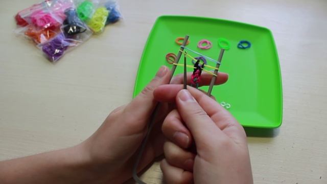 БРАСЛЕТ ИЗ РЕЗИНОК "рыбий хвост" без станка | Rainbow Loom bracelet смотреть онлайн