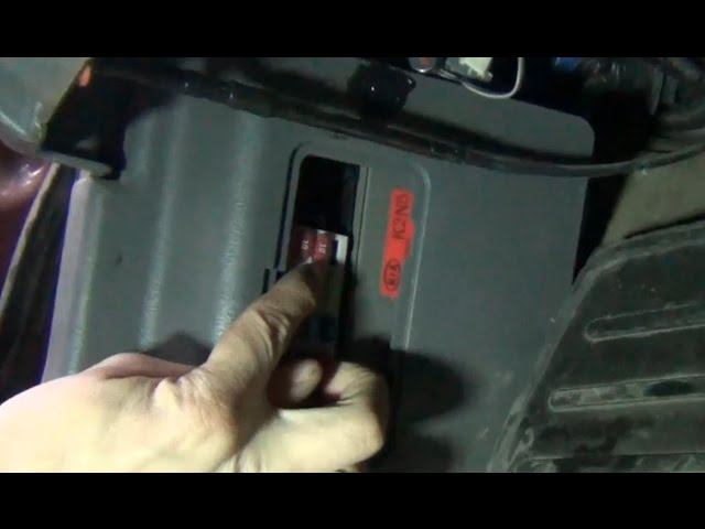 Замена предохранителя контрольных приборов, сигнальных ламп KIA - Spectra смотреть онлайн