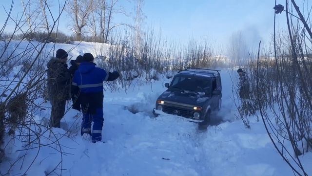 Безумное снежное бездорожье на Нивах и Уазах, LC Prado и Great Wall. Часть1./ Crazy Russian Offroad смотреть онлайн